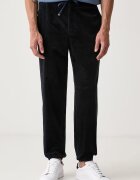 Armani Exchange pantaloni pentru bărbați din catifea reiată
