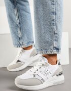  Adidași Albi cu Pană Ascunsă cu Inserții Metalice și Dantelă Edivessa