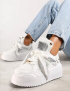  Adidași Albi cu talpă groasă cu inserții metalice și capse Azirra