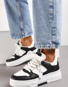  Adidași albi-negri cu pandantiv decorativ în formă de ursuleț și șireturi late Raldika