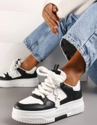  Adidași albi-negri cu pandantiv decorativ în formă de ursuleț și șireturi late Raldika