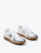  Adidași Argintiu-Alb în Stilul Tenisilor Clasici Filtris