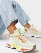  Adidași Bej cu partea superioară tip șosetă și talpă groasă ușoară