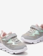  Adidași Cenușii deschiși cu talpă embosată cu Velcro și aplicație laterală Akilda