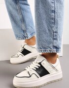  Adidași din piele alb-negri cu talpă groasă și cusături Fallonisse