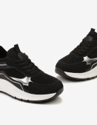  Adidași Negre pe Talpă Groasă cu Inserții Metalice și Șireturi Aelria