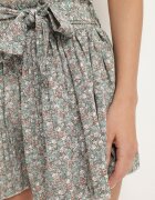 airisa Pantaloni scurți Verzi Largi Plisați cu Talie Înaltă cu Elastic în Talie și Curea din Material Cersefia