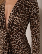 allyson Rochie de cocktail maro cambrată cu imprimeu leopard cu crăpătură laterală și zirconii Zelimi