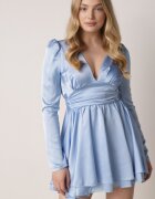 allyson Rochie mini albastră de satin cu decolteu adânc și șiret la spate Liadan