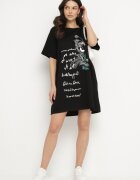 ambitionfly Rochie neagră dreaptă cu viscoză și imprimeu decorativ Amoara