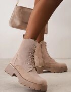 basida Botine cu talpă groasă în stil worker cu ornament metalic Camalia Bej închis