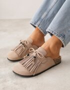 bestelle Papuci Mule Bej Închis din Imitație de Piele Întoarsă Decorate cu Mărgele și Franjuri Elwedena