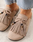 bestelle Papuci Mule Bej Închis din Imitație de Piele Întoarsă Decorate cu Mărgele și Franjuri Elwedena