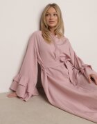 bisou's project Rochie tip cămașă rozalie de viscoză cu volane la mâneci și curea Dinirae