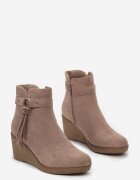  Botine cu toc compensat Bej închis Decorate cu o curea cu franjuri Lipitopla