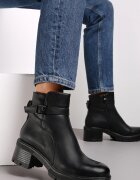  Botine negre cu toc gros decorate cu o curea cu o cataramă mică Rabell