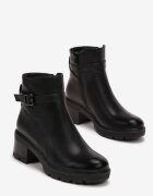  Botine negre cu toc gros decorate cu o curea cu o cataramă mică Rabell