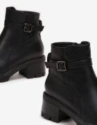  Botine negre cu toc gros decorate cu o curea cu o cataramă mică Rabell