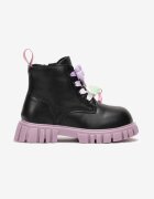  Botine Negru-Violet cu talpă plată cu decupaje decorate cu pandantive Siduri