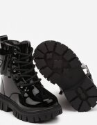  Botine tip worker Negre Lăcuite pe Talpă în relief cu Aplicație Ursuleț într-un Buzunărel Ivarita