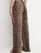 by swan Pantaloni largi maro-roșu cu imprimeu leopard din viscoză și cu talie elastică decorați cu vipușcă Velonara