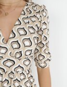 by swan Rochie bej evazată cu mâneci bufante cu model geometric Avory