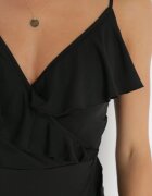 by swan Rochie neagră tip plic cu bretele decorată cu volane Adathe