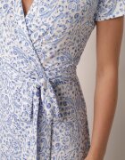 by swan Rochie petrecută cu vâscoză cu imprimeu ornamental și tip cravată în talie Pekose Albastră
