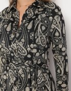 by swan Rochie tip cămașă maxi neagră cu cordon legat și model Paisley Biurtte