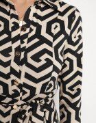 by swan Rochie Tip Cămașă Neagră cu Viscoză Curea și Model Geometric Erislevia