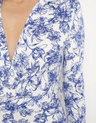 by swan Salopetă Alb-Albastru cu Picioare Lungi și Decolteu Plic cu Imprimeu Floral Alanessa