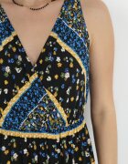 cflo Rochie Maxi neagră și bleumarin din viscoză cu un model fantezist Wellilne