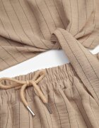 defox Compleu de vară în dungi bogat în vâscoză bluză cu tip cravată și pantaloni scurți Mazhola Bej închis