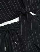 defox Compleu de vară în dungi bogat în vâscoză bluză cu tip cravată și pantaloni scurți Mazhola Negru