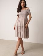 defox Rochie bej deschis din bumbac cu decolteu spaniol cu volane largi la bază Bliria