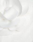elsa.m by may Bluză Asimetrică Albă din viscoză reiată cu floare decorativă Badian
