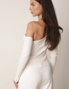 elsa.m by may Bluză Asimetrică Albă pe Un Umăr cu Aplicație în Formă de Floare Liesara