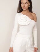 elsa.m by may Bluză Asimetrică Albă pe Un Umăr cu Aplicație în Formă de Floare Liesara