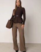 elsa.m by may Bluză cu curea bogată în vâscoză cu croială ajustată cu peplum și cu guler înalt Ruleva Maro