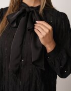 elsa.m by may Bluză Tip Cămașă Neagră cu Țesătură Embosată cu Legătură la Decolteu Sepiane