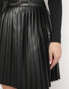 elsa.m by may Fustă Plisată Neagră din Imitație de Piele cu Lanț Hoshe