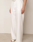 elsa.m by may Pantaloni de costum largi cu curea și cataramă pătrată Khlorile Albi