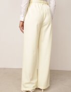 elsa.m by may Pantaloni de costum largi cu curea și cataramă pătrată Khlorile Galbeni