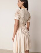 elsa.m by may Rochie Bej cu croială evazată cu dantelă pliuri și curea Bryne