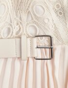 elsa.m by may Rochie Bej cu croială evazată cu dantelă pliuri și curea Bryne