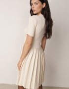 elsa.m by may Rochie bej deschis din viscoză cu croială evazată cu pliuri și nasturi Alusena