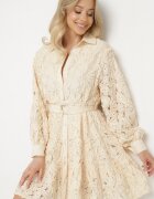 elsa.m by may Rochie tip cămașă bej deschis decorată cu dantelă și broderii cu curea în talie Ronaelle