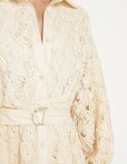 elsa.m by may Rochie tip cămașă bej deschis decorată cu dantelă și broderii cu curea în talie Ronaelle