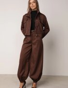 elsa.m by may Set pantaloni Alladynki și geacă bomber cu guler tip tunică și buzunare cu capse Zapara Maro