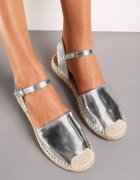  Espadrile Argintii Plate cu vârful închis decorate cu împletitură Beliosa